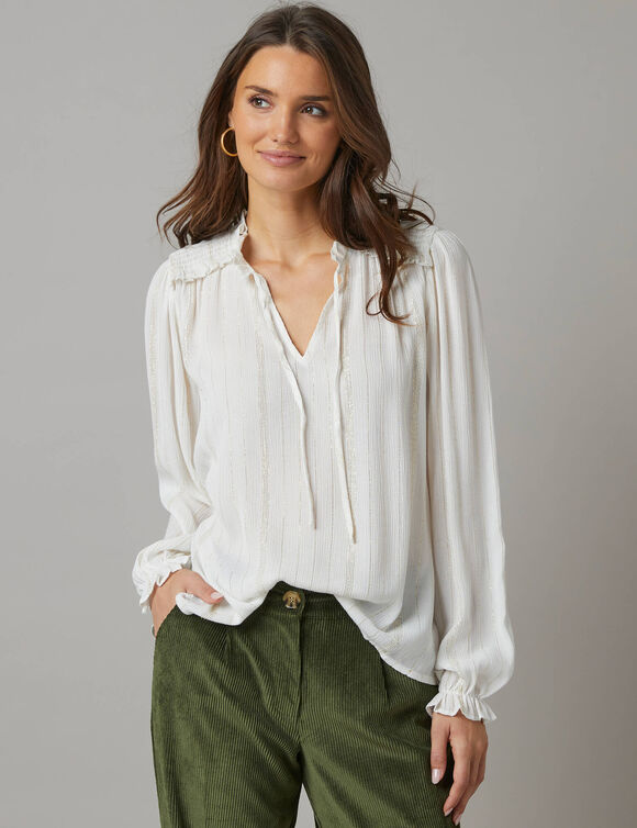 Bloes met smokwerk in crepon, glansdraad (ecru) Bloes met smokwerk in crepon, glansdraad (ecru)